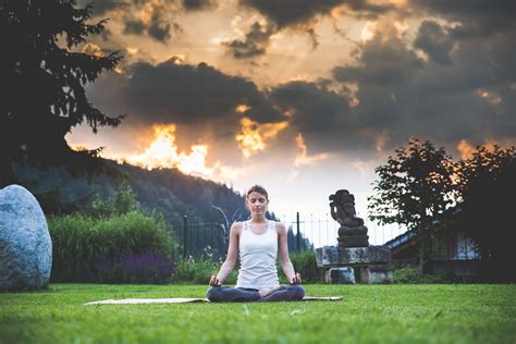 Yoga ve Meditasyon: Zihinsel ve Fiziksel Sağlığı Geliştirmenin Yolları ve Faydaları